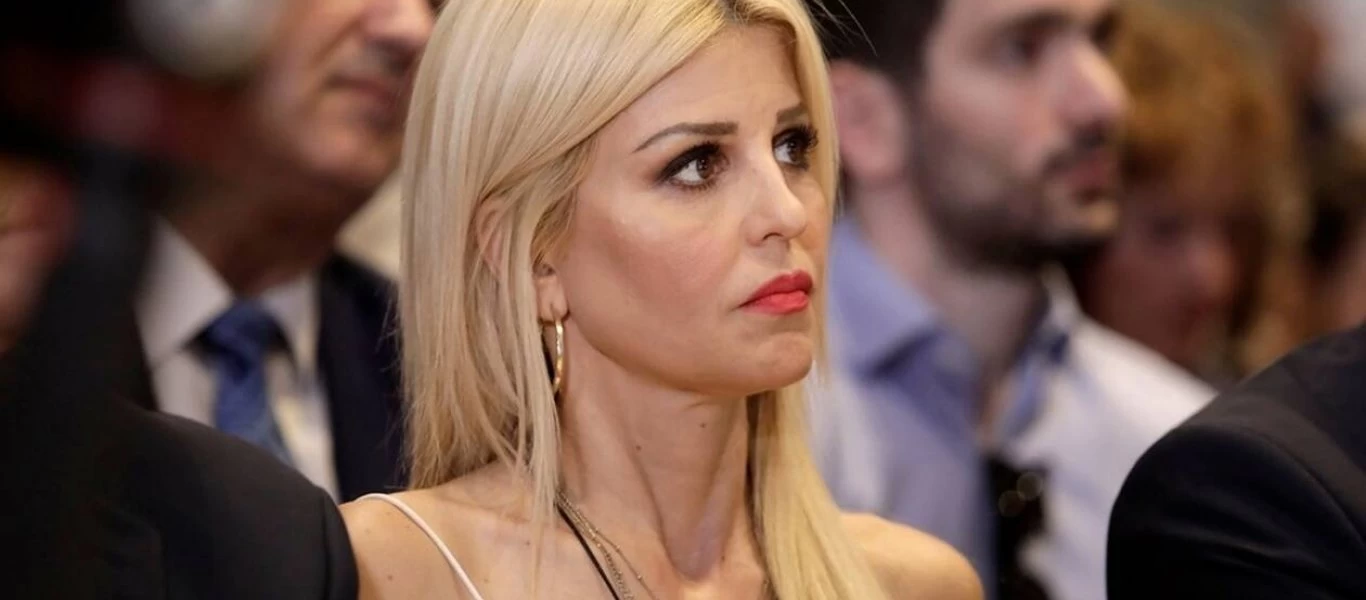 Νονά έγινε η Έλενα Ράπτη - Με ροζ αέρινο φόρεμα στη βάπτιση (φωτο)